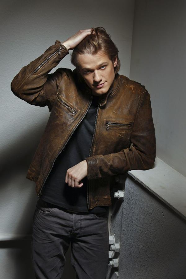 Bild 1 von 30: (1. Staffel) - Angus \