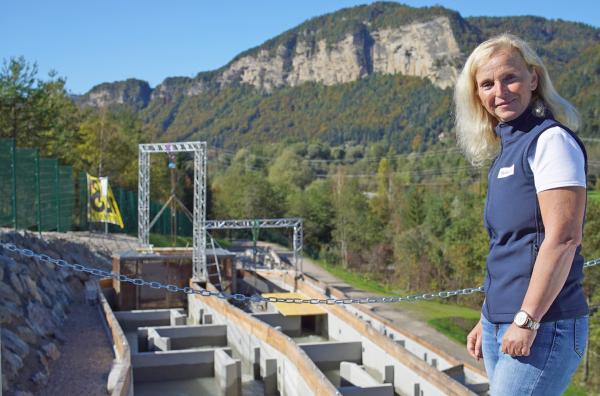 Bild 1 von 5: Öko-Ingenieurin Sabine Käfer mit der Drau im Hintergrund