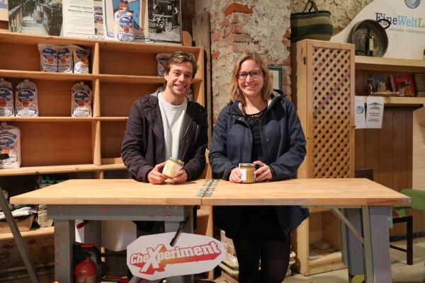 Bild 1 von 2: Checker Tobi und Psychologin Verena vor dem Verkaufsstand