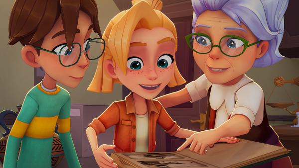 Bild 1 von 2: Oma Clara erzählt den Geschwistern vom mysteriösen Verschwinden ihres Großvaters und zeigt ihnen ein Fotoalbum.