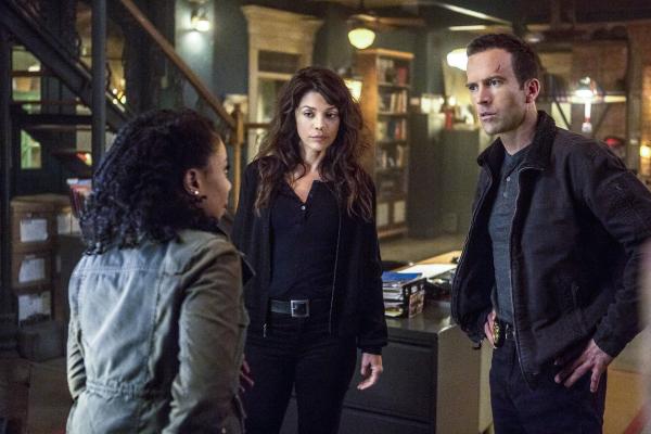 Bild 1 von 10: Christopher LaSalle (Lucas Black, r.) ermittelt mit seinen Kolleginnen Sonja Percy (Shalita Grant, l.) und Tammy Gregorio (Vanessa Ferlito, M.) im Fall einer verschwundenen Kongressangestellten und hat auch privat mit Problemen zu kämpfen ...