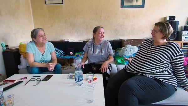 Bild 1 von 2: Gertrud (li.), Tanja und Sabine (re.) beim gemütlichen Zusammensitzen