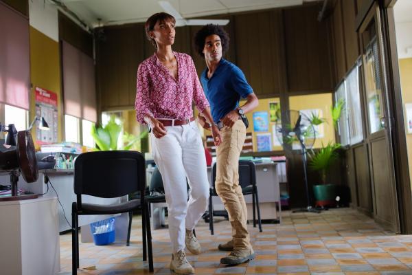 Bild 1 von 7: Mélissa Sainte-Rose (Sonia Rolland, l.); Aurélien Charlery (Julien Béramis, r.)