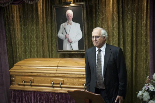 Bild 1 von 11: Sein Vater ist tot, doch statt um ihn zu trauern, beschimpft Pierce (Chevy Chase) ihn in seiner Trauerrede, die kurz und ziemlich beleidigend ist ...