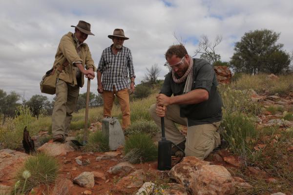 Bild 1 von 5: Josh Gates (r.)