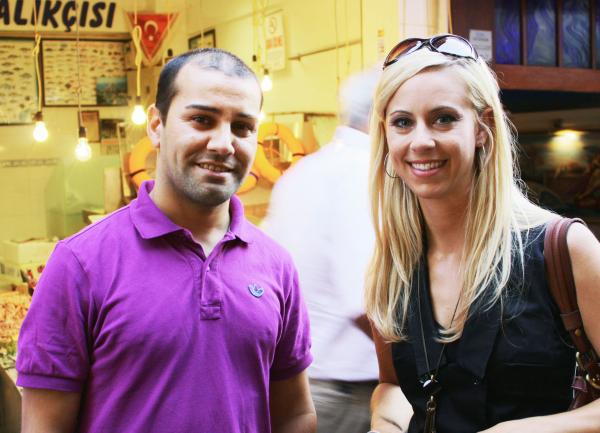 Bild 1 von 2: Coskun Uysal, der «Jamie Oliver von Istanbul», mit Moderatorin Nicole Berchtold