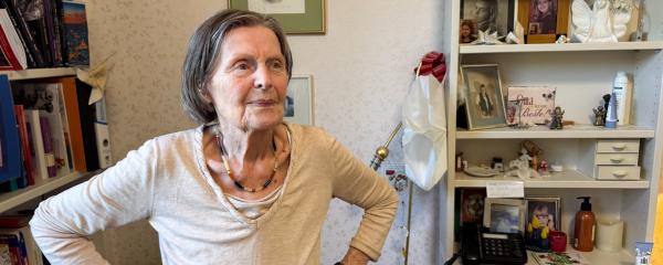 Bild 1 von 15: Elvira (87) lebt seit über zehn Jahren mit Demenz im Pflegewohnheim und gehört seit vielen Jahren fest zum Theaterensemble \