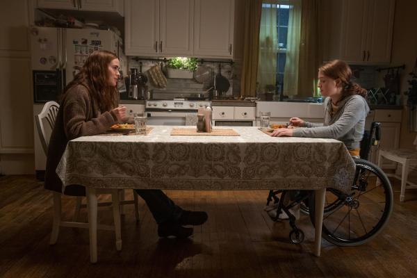 Bild 1 von 4: Diane (Sarah Paulson, l.); Chloe (Kiera Allen, r.)