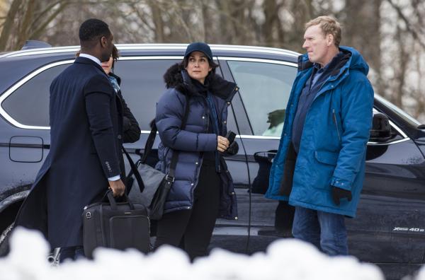 Bild 1 von 11: Kommissar William Wisting (Sven Nordin, rechts) bekommt Unterstützung von den FBI-Kollegen Maggie Griffin (Carrie-Anne Moss) und John Bantham (Richie Campbell).