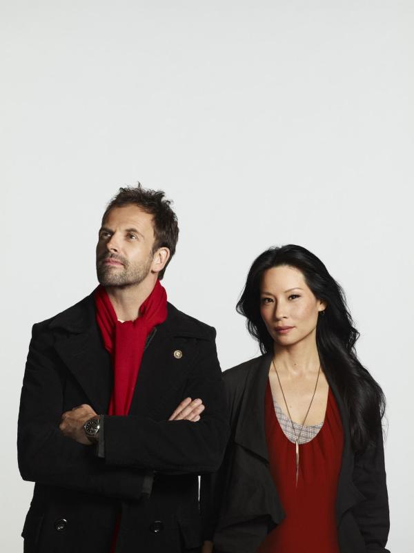 Bild 1 von 19: (2. Staffel) - Lösen Kriminalfälle auf höchst eigenwillige Weise: Sherlock Holmes (Jonny Lee Miller, l.) und Joan Watson (Lucy Liu, r.) ...