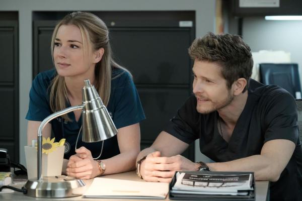Bild 1 von 16: Wird sich der Verdacht von Nic (Emily VanCamp, l.) und Conrad (Matt Czuchry, r.) bestätigen?