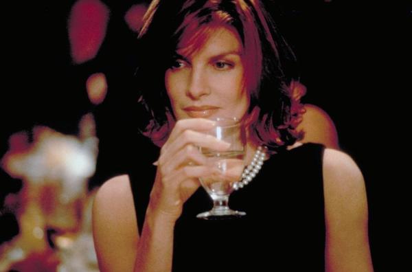 Bild 1 von 6: Catherine Banning (Rene Russo) geht zum ersten Mal mit Thomas Crown essen: Das Katz-und-Maus-Spiel beginnt.