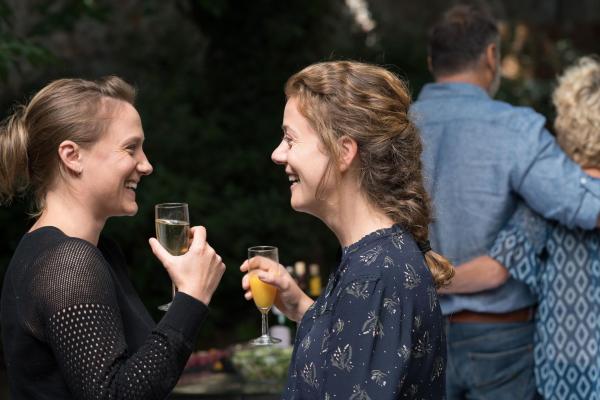 Bild 1 von 7: Valentine (Yeelem Jappain, l.); Marion Faure (Amélie Robin, r.)