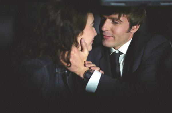 Bild 1 von 1: Eddie (Christoph Mory, r.) und Denise (Nadja Robiné, l.) haben die Nacht miteinander verbracht.