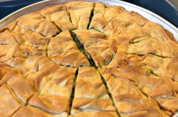 Bild 1 von 3: Spanakopita besteht aus hauchdünnem Teig, Feta sowie Spinat und wird in Griechenland an jeder Straßenecke verkauft.