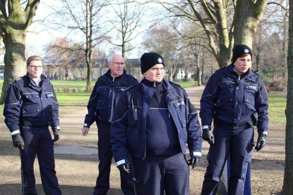 Bild 1 von 6: Die Ruhrpottwache: Ob spektakuläre Verfolgungsjagden, Explosionen, Helikoptereinsätze oder die schwierige Suche nach einem Beweisstück - die Ermittler der Hauptwache Duisburg Nord brauchen ihr ganzes Knowhow, um die Täter zu fassen ...