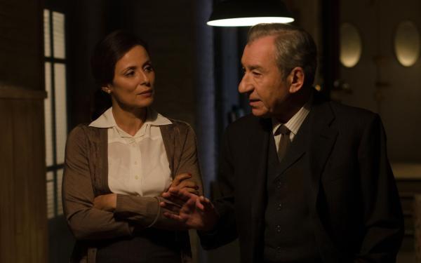 Bild 1 von 10: Doña Blanca (Aitana Sánchez-Gijón, l.); Don Emilio (José Sacristán, r.)