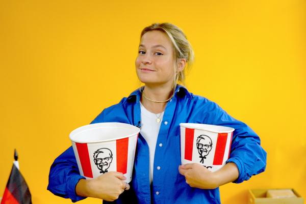 Bild 1 von 9: Wie viel steckt wirklich im KFC-Bucket? Reporterin Lilly Temme vergleicht die unterschiedlichen Größen der Fried Chicken Buckets in Deutschland.