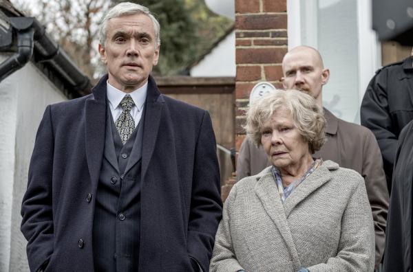 Bild 1 von 1: Eine unbescholtene Rentnerin im Visier der Geheimdienste: Nick Stanley (Ben Miles, li.) verteidigt seine Mutter Joan (Judi Dench).
