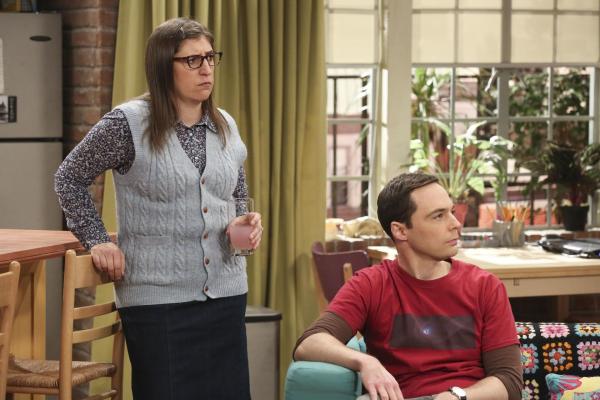 Bild 1 von 17: Wie werden Amy (Mayim Bialik, l.) und Sheldon (Jim Parsons, r.) reagieren, wenn ein alter Feind ihnen ihre Hochzeitslocation wegschnappt?