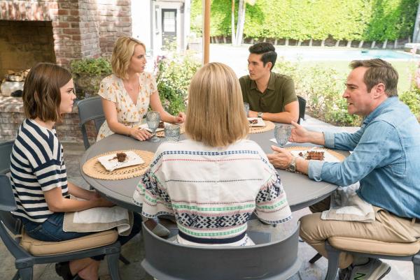 Bild 1 von 1: Im Bild (v.li.): Maia Mitchell (Callie Adams Foster), Molly McCook (Rebecca), Jessica Tuck (Libby Wilson), Ken Kirby (Benjamin), Roger Bart (Richter Curtis Wilson).