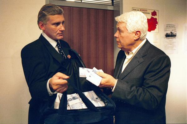 Bild 1 von 16: Im Bild: Rainhard Fendrich (Max Schäfer), Peter Weck (Paul Schäfer).