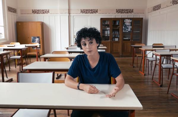Bild 1 von 8: Die französische Chanson-Sängerin Barbara Pravi ist mehrfach von der Schule geflogen und hat sich immer mit den Lehrerinnen und Lehrern angelegt. Dieser Widerstand hat sie auch stark gemacht.