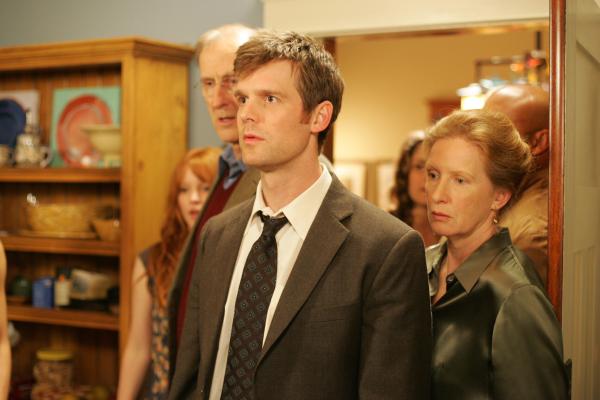Bild 1 von 56: Peter Krause (3.v.l.), Frances Conroy (r.)