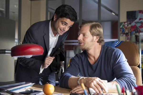 Bild 1 von 31: Wer hat den knackigeren Po? Mick (Henning Baum, r.) oder Andreas (Maximilian Grill, l.)? Für Strippclubchefin Beate Kampmann eine klare Sache ...