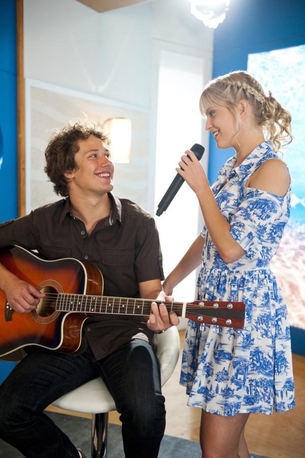 Bild 1 von 5: David (Rowan Hills, li.) und Sirena (Amy Ruffle, re.) bei ihrem erfolgreichen Auftritt im Café Ocean.