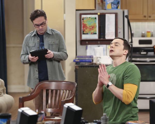 Bild 1 von 16: Als der neue Star-Wars-Film in die Kinos kommt, stößt Sheldon (Jim Parsons, r.) Stoßgebete zum Himmel, um für sich und seine Freunde Howard, Raj und Leonard (Johnny Galecki, l.) für die Premiere noch Karten zu bekommen. Doch wird es wirklich helfen?