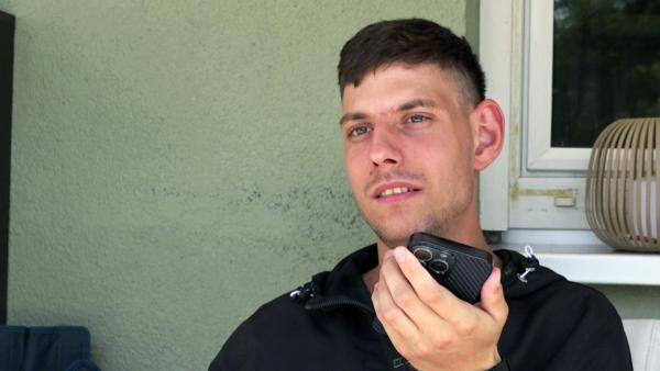 Bild 1 von 3: Seit der 23-jährige Pascal nicht mehr bei Mama Beate wohnt, ist er ohne festen Wohnsitz. Ein Zustand, den er unbedingt ändern will.