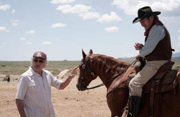 Bild 1 von 3: Filmproduzent Max Barber (Robert de Niro, l.) engagiert den abgehalfterten Filmstar Duke Montana (Tommy Lee Jones, r.) für einen Western-Dreh.