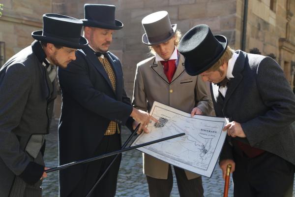 Bild 1 von 11: Die Nürnberger hat das Eisenbahnfieber gepackt. In der Mitte Johann Friedrich Klett (Nicolas Stöcklein).