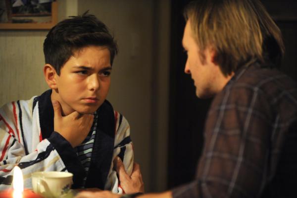 Bild 1 von 10: Felix hat keine Lust auf den Ausflug und täuscht Halsschmerzen vor. Von links: Felix Kramer (Shayan Hartmann) und Gregor Brunner (Holger M. Wilhelm).