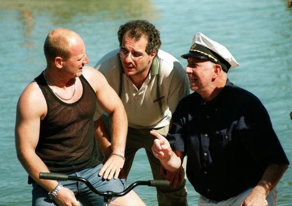 Bild 1 von 3: Im Bild (v.li.): Roland Düringer (Joschi Täubler), Michael Niavarani (Kuchenbäcker), Bruno Thost (Schiffskapitän).