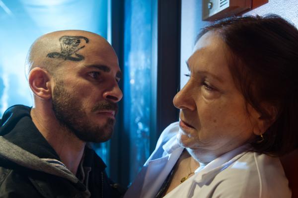 Bild 1 von 6: Warum bedroht der vor kurzem aus der Haft entlassene René Olschewski (Maximilian Allgeier) die Toilettenfrau Magda Endress (Margit Bendokat)?