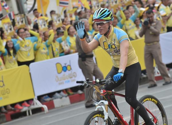 Bild 1 von 4: Maha Vajiralongkorn fährt bei einem Rennen Fahrrad.