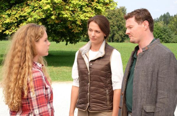 Bild 1 von 25: Im Bild: Ferdinand (Shenja Lacher) und seine Frau Loretta (Susu Padotzke) schmieden eine Intrige gegen Rike (Klara Deutschmann).