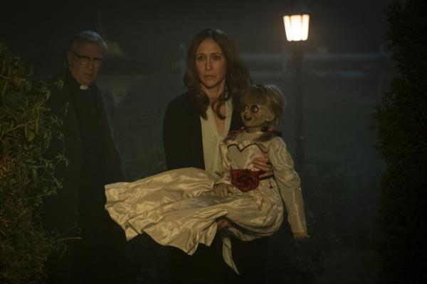 Bild 1 von 13: (v.l.n.r.) Pater Gordon (Steve Coulter); Lorraine Warren (Vera Farmiga); Annabelle