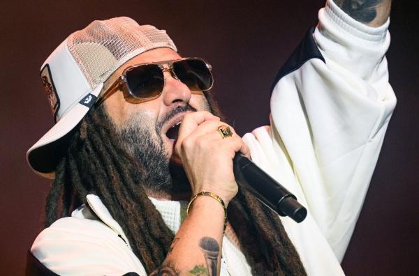Bild 1 von 2: Alborosie beim Summerjam 2025: Er zählt zu den wenigen weißen Reggae-Musikern, die es mit viel Arbeit und Talent geschafft haben, auf Jamaika zum Star zu werden.