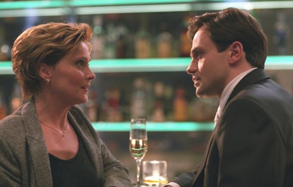 Bild 1 von 1: Ariane Wellinghoff (Kerstin Gähte, l.) erfährt, dass ihr neuer Bekannter Pascal (Michael Rotschopf, r.) ihr Stiefsohn ist.