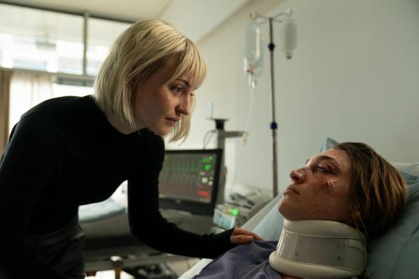 Bild 1 von 14: Im Bild (v.li.): Sarah Mahita (Emmi Rolander), Antonia Moretti (Sofia Brüntjen).