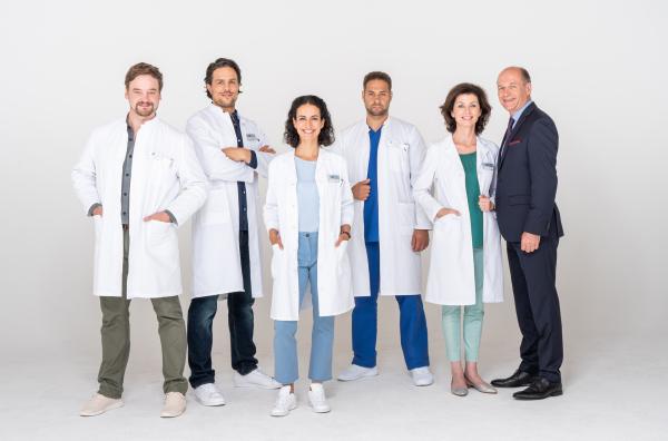 Bild 1 von 4: ie Chefärzte des Johannes-Thal-Klinikums (JTK) mit Neuzugang Dr. Mattes Falk (2.v.l.) Im Bild v.l.n.r. Dr. Marc Lindner (Christian Beermann), Dr. Mattes Falk (Christian Martin Schäfer), Dr. Leyla Sherbaz (Sanam Afrashteh), Dr. Matteo Moreau (Mike Adler), Prof. Dr. Karin Patzelt (Marijam Agischewa), Klinikdirektor Wolfgang Berger (Horst Günter Marx)