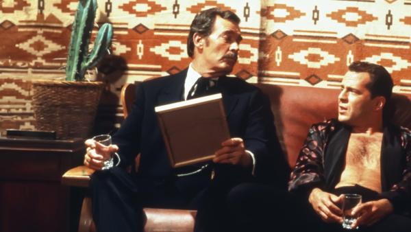 Bild 1 von 4: Wyatt Earp (James Garner, l.); Tom Mix (Bruce Willis, r.)