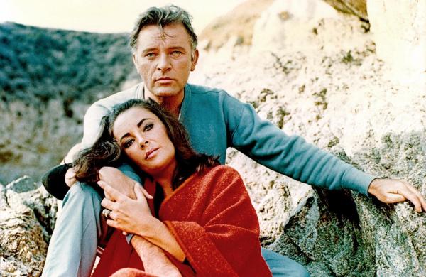 Bild 1 von 1: Im Bild: Richard Burton und Elizabeth Taylor waren gleich zweimal miteinander verheiratet - und ließen sich zweimal voneinander scheiden. Ihre stürmische Beziehung hielt und brach und hielt von 1963 bis zu Burtons Tod im August 1984. (Archivfoto, ca. 1965).