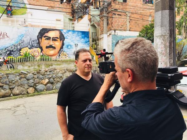Bild 1 von 6: Juan Pablo Escobar, der heute als Sebastián Marroquín lebt, bei den Aufnahmen im Medellíner Pablo-Escobar-Viertel.