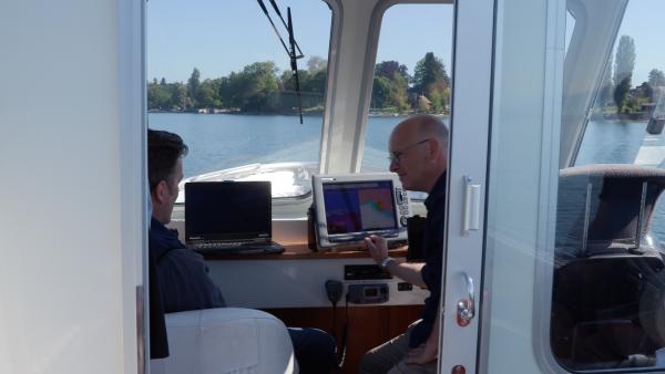 Bild 1 von 2: Michael Schubert (links) vom Bayerischen Landesamt für Landwirtschaft ist Spezialist für die Fischerei in Seen. Er berichtet Karsten Schwanke vom Fischbestand im Bodensee und mit welchen modernen Methoden er ermittelt wird.