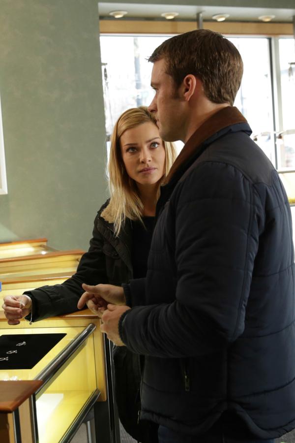 Bild 1 von 5: (l-r) Lauren German as Leslie Shay, Jesse Spencer as Matthew Casey -- (Photo by: Elizabeth Morris/NBC)