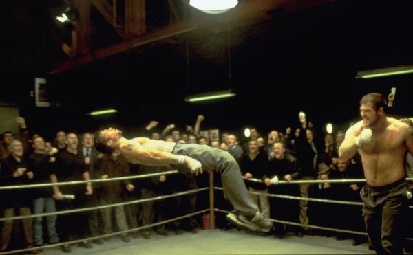 Bild 1 von 19: Für einen nagelneuen, komfortablen Wohnwagen lässt sich Mickey (Brad Pitt, l.) durchaus auch von Georgous (Adam Fogerty, r.) eine Packung verpassen ...